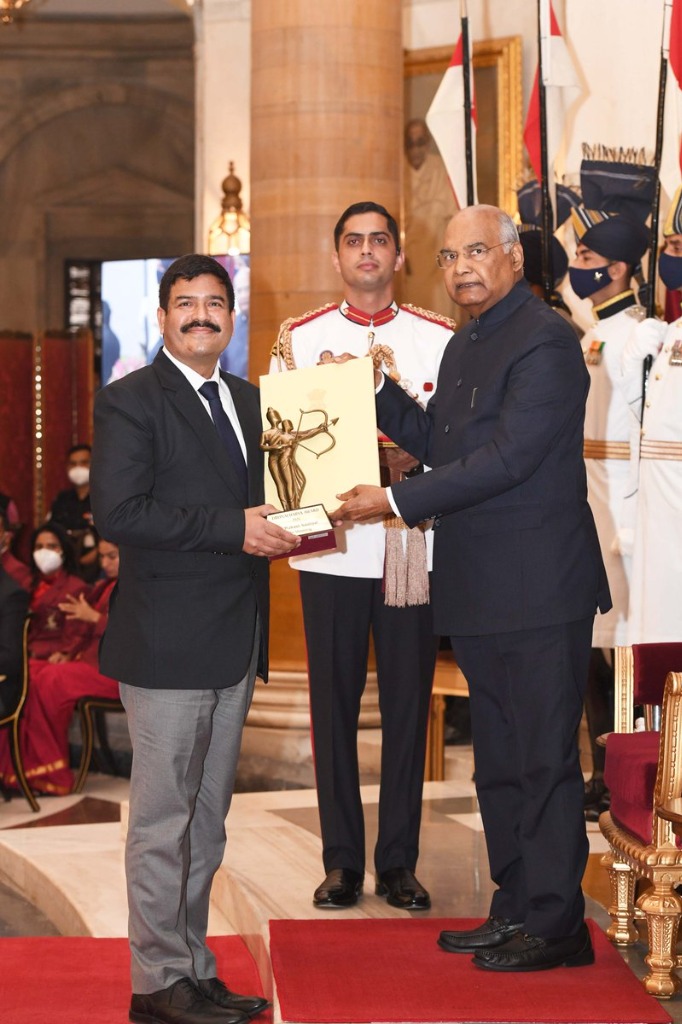 Jaiprakash Nautiyal receiving the Dronacharya Award from the President of India